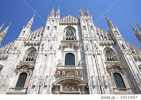 ミラノのドゥオモと青空 1051407