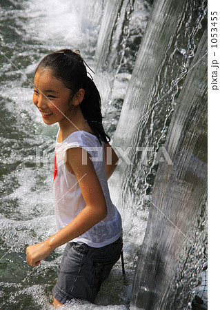 水遊びの少女の写真素材