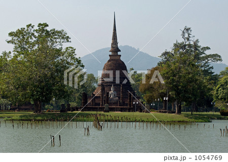 スコータイのワット・スラ・シー 1054769