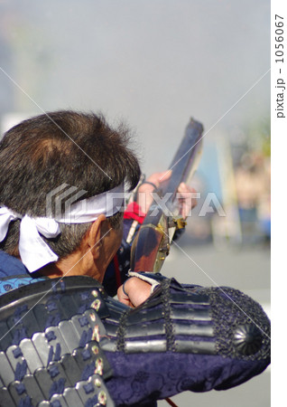 火縄銃を撃つ 1056067