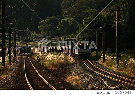 黄昏時を走る貨物列車 1057042