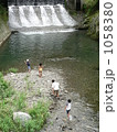 川遊びする子供たち 1058380