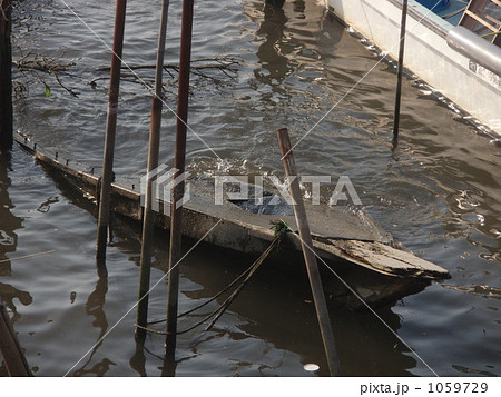 捨てられた小舟 1059729