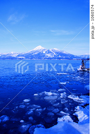 猪苗代湖の流氷と磐梯山 1060574