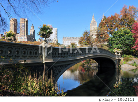 秋のセントラルパーク、ボウブリッジ 1062111