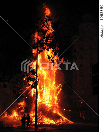バレンシアの火祭り 燃える人形 バレンシアの火祭り 燃える人形 1062390