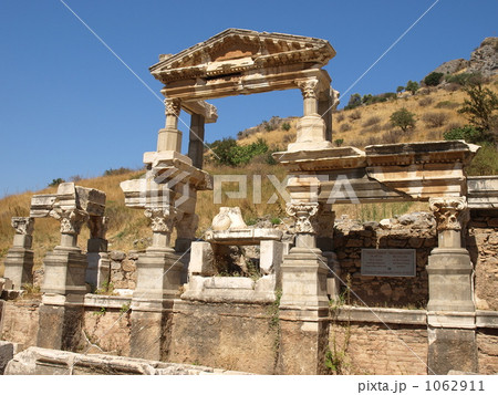 「エフェソス（エフェス）遺跡」の「トラヤヌスの泉」（トルコ） 1062911