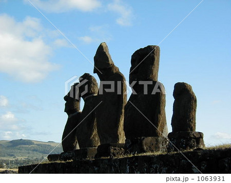 世界遺産　チリ　イースター島　アフ・タハイ　モアイ 1063931