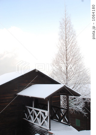雪の積もったコテ－ジ 1064180