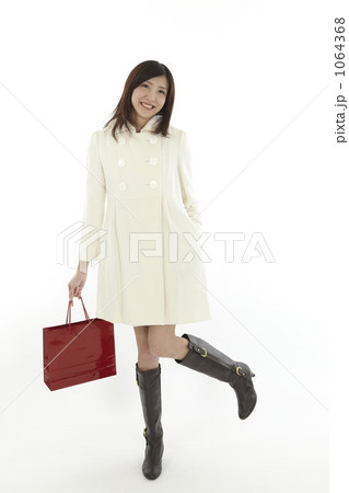 赤紙バックを持つ女性 1064368