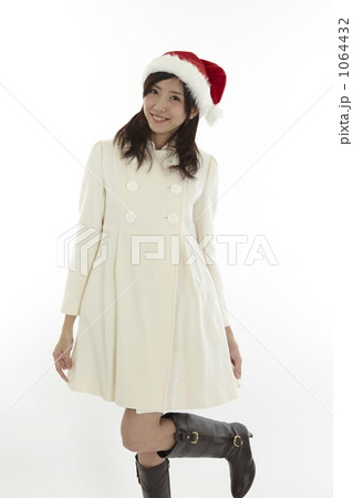 サンタ帽をかぶり微笑む女性 1064432
