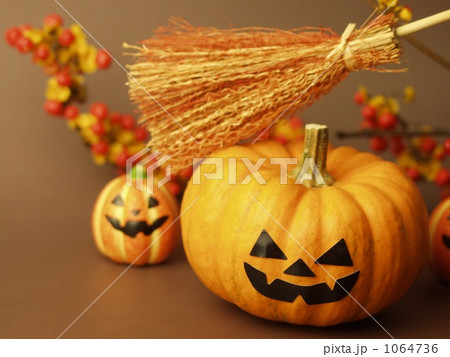 ハロウィンのかぼちゃお化け 1064736