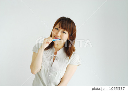 歯を磨く女性 1065537