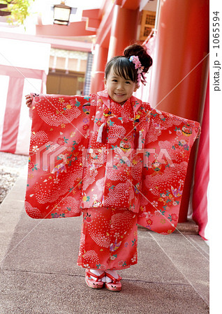 赤い着物を着た女の子 1065594