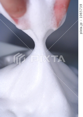 石鹸の泡をつまむ 石鹸の泡をつまむ 1065739