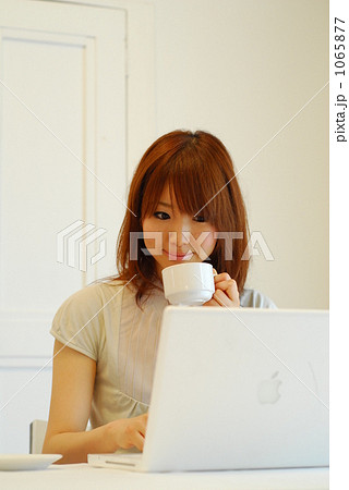 ネットを楽しむ女性 1065877