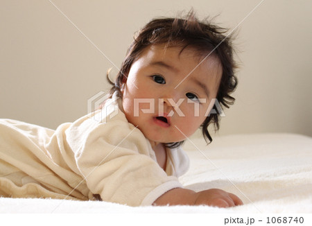 こちらを向く赤ちゃん 1068740