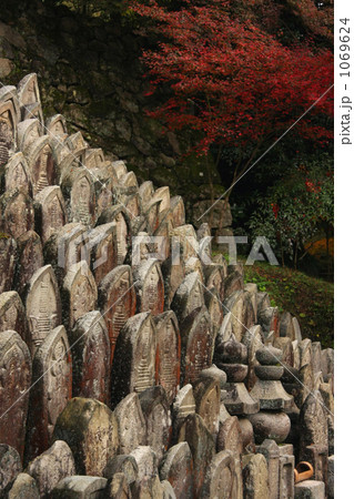 正暦寺　千体地蔵と紅葉（縦位置） 1069624