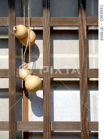 瓢箪と格子窓 1069981