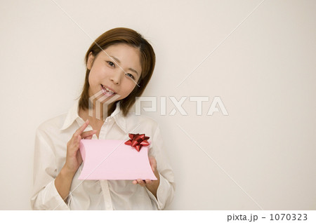 プレゼントを持つ女性 プレゼントを持つ女性 1070323