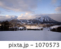 ルスツリゾートの夕暮れ時 1070573