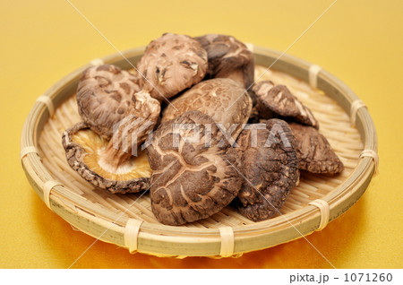 香り豊かな干し椎茸。 香り豊かな干し椎茸。 1071260