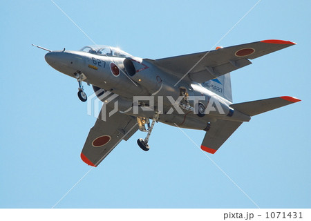 着陸準備をするＴ－４練習機 1071431