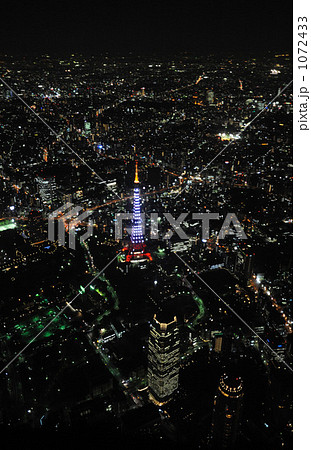 空から見た夜景の東京タワーの写真素材
