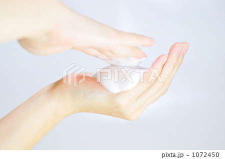 泡と女性の手 泡と女性の手 1072450