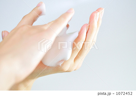 泡と女性の手 1072452