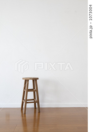 スツールと白壁 1073004