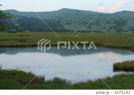 湿原に写る山 1073142