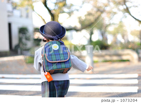 幼稚園へ登園する女の子（春・快晴・横断歩道） 1073204