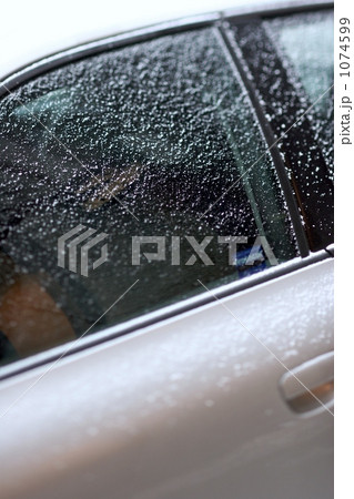 自動車に雪 1074599