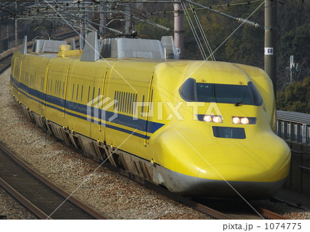 山陽新幹線の名所を行くドクターイエロー 1074775