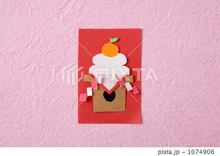 ピンクの和紙と切り紙細工の鏡餅の写真素材
