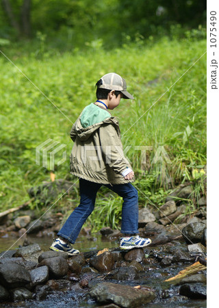 小川を渡る少年 小川を渡る少年 1075490