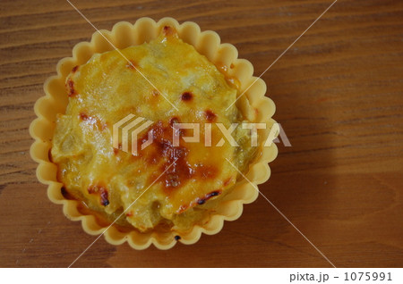 1075991