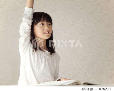 勉強する小学生 1076211