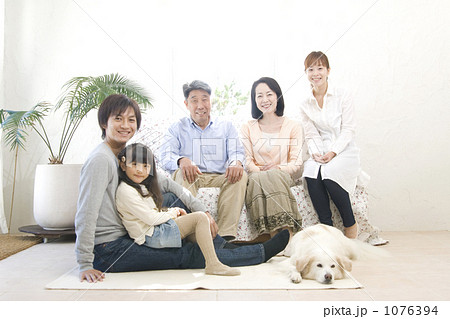 三世代 家族 人物の写真素材