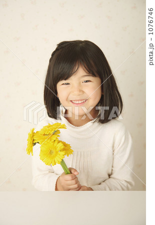 花を持つ幼児 1076746