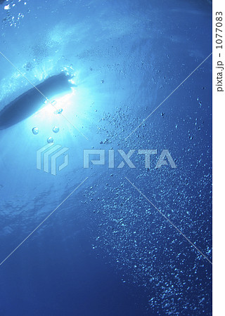 1077083