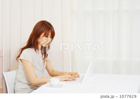 ネットを楽しむ女性 1077629