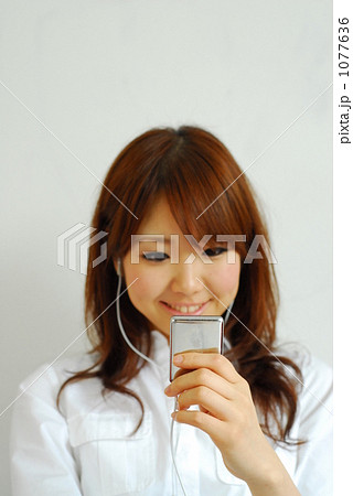 ipodを聞く女性 1077636