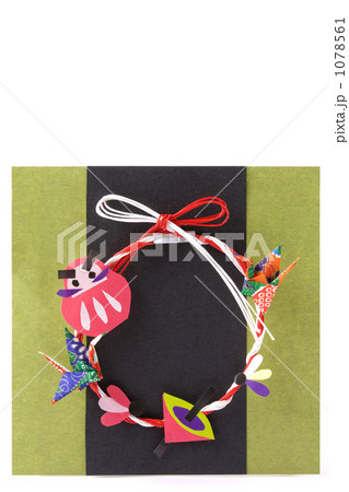 和紙の台紙と水引きで出来た和雑貨貼り絵の正月飾りの写真素材