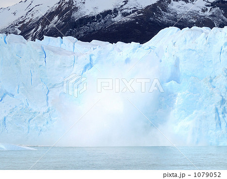 ペリト・モレノ氷河崩落の瞬間（アルゼンチン） 1079052
