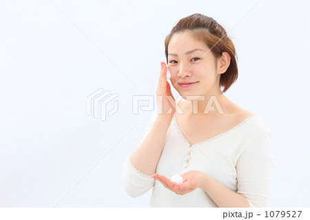 顔を洗う女性 顔を洗う女性 1079527