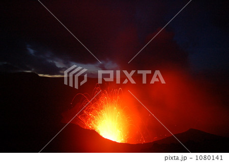 世界一火口に近づけるヤスール火山 1080141