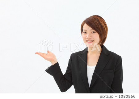 手をかざすスーツ姿の女性 1080966