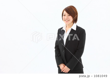 スーツ姿の20代女性 1081049